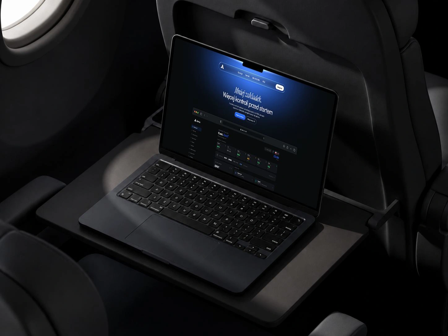 Laptop z otwartą stroną Aerivo na stoliku w kabinie samolotu