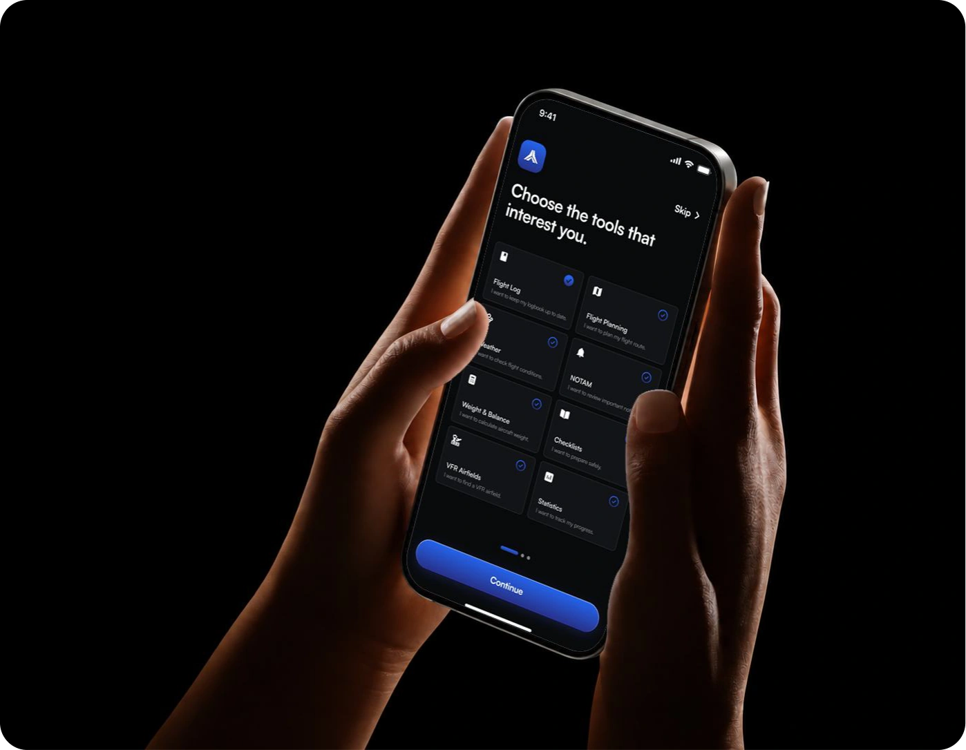 Dłonie trzymające telefon z ekranem wyboru narzędzi w aplikacji Aerivo