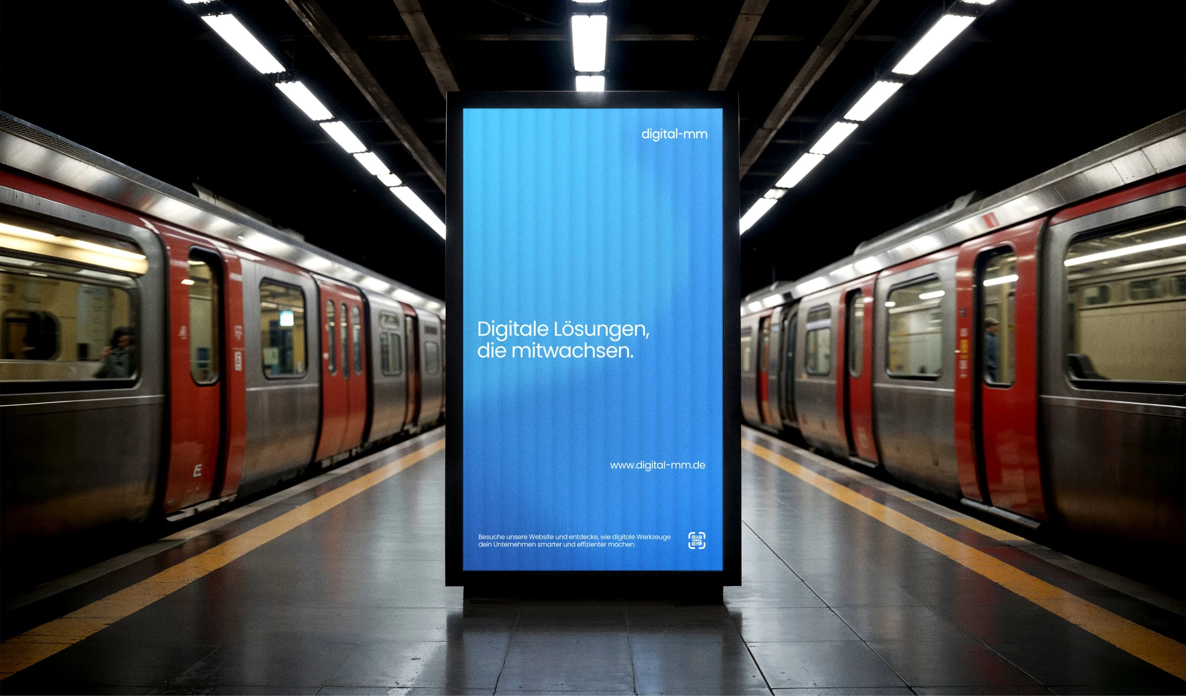 Plakat digital-mm na peronie metra: „Digitale Lösungen, die mitwachsen.”